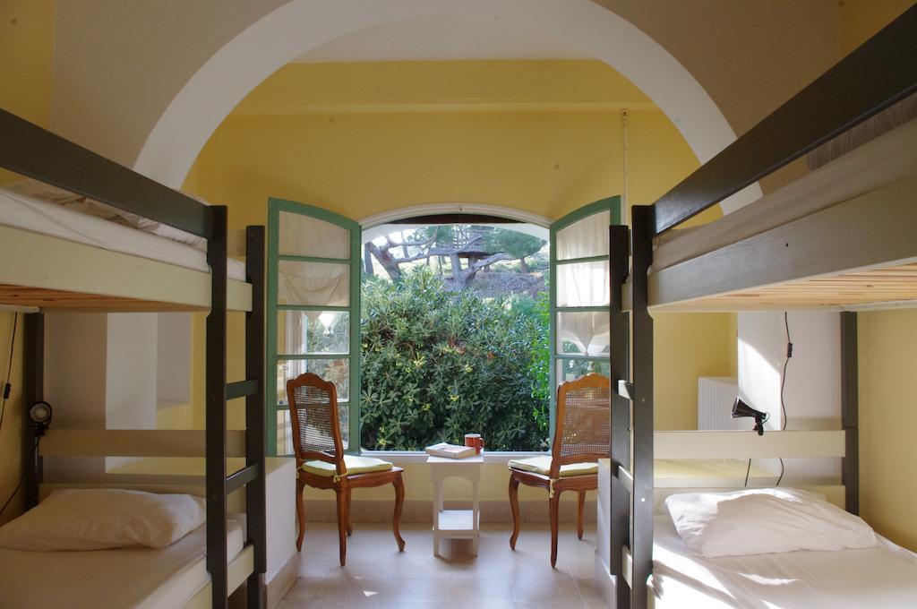 Bed 6-Bed Dormitory Room